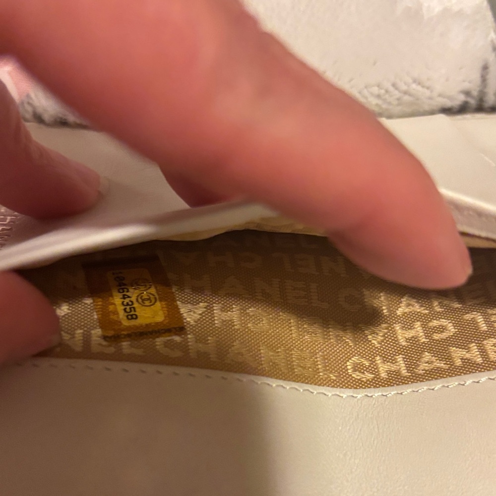 CHANEL Cream Quilted Leather Wallet - Picture 8 of 10
